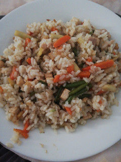 Una foto de Arroz con tofu y verduras