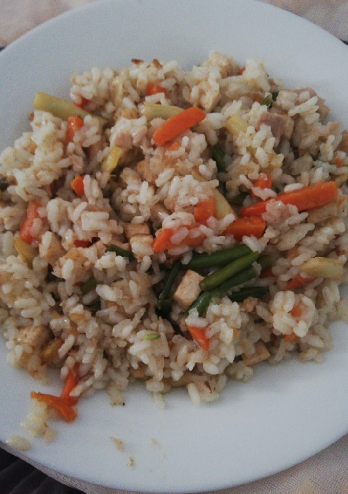 Una foto de Arroz con tofu y verduras