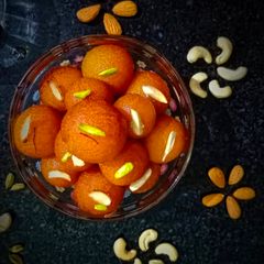 A picture of Gulab Jamun.