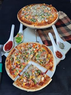 वेजिटेबल पिज़्ज़ा (vegetable pizza recipe in Hindi) रेसिपी मुख्य फोटो
