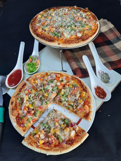 वेजिटेबल पिज़्ज़ा (vegetable pizza recipe in Hindi) रेसिपी मुख्य फोटो