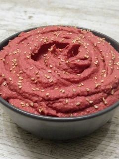 Una foto de Hummus de remolacha