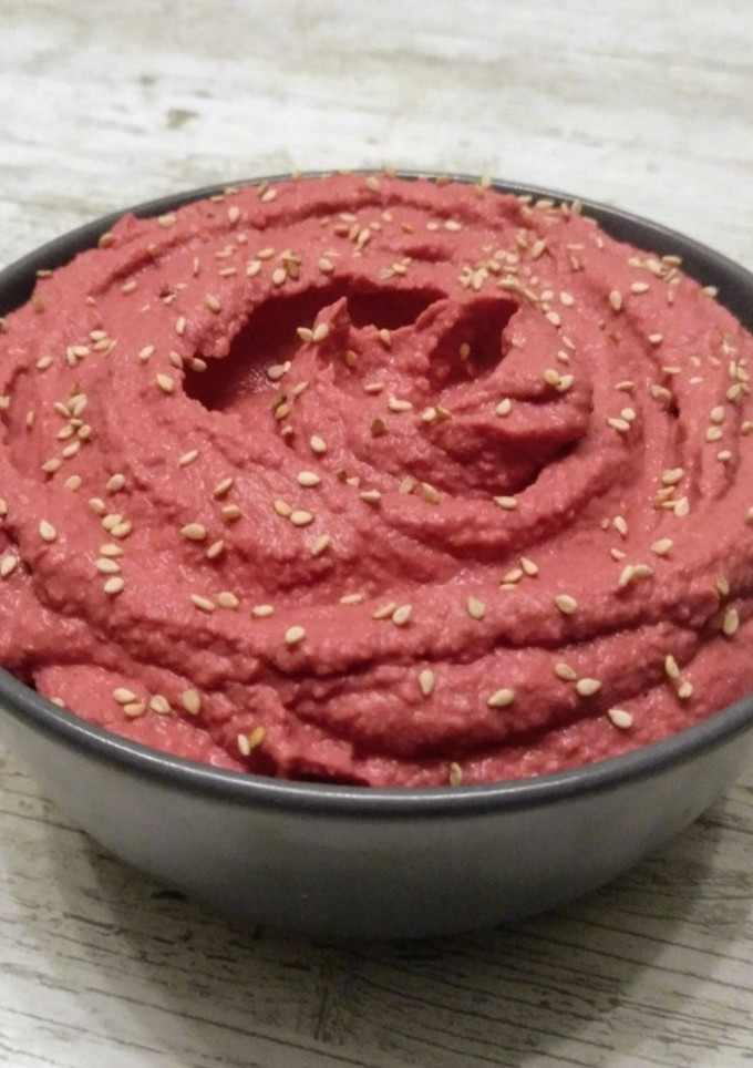 Una foto de Hummus de remolacha
