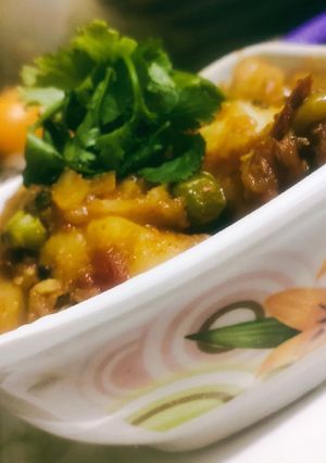 बंदगोभी दम आलू (bandh gobi dum aloo recipe in Hindi) रेसिपी मुख्य फोटो