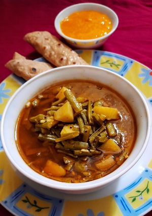 ગુવાર બટાકા નું શાક (Guvar Bataka Shak Recipe In Gujarati) રેસીપી મુખ્ય ફોટો