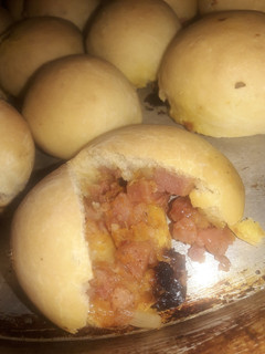 Una foto de Pancitos rellenos de chorizo y salchicha