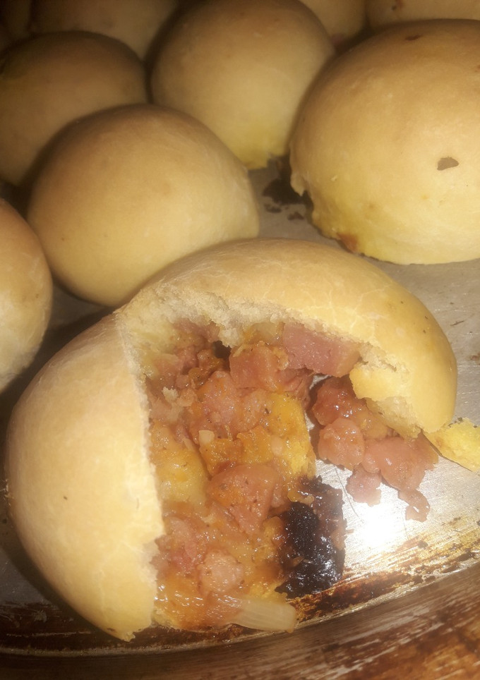 Una foto de Pancitos rellenos de chorizo y salchicha