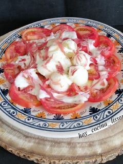 Una foto de Ensalada de melón, tomate y salsa de yogurt