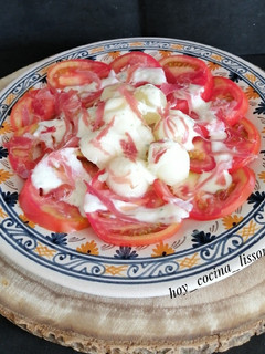 Una foto de Ensalada de melón, tomate y salsa de yogurt