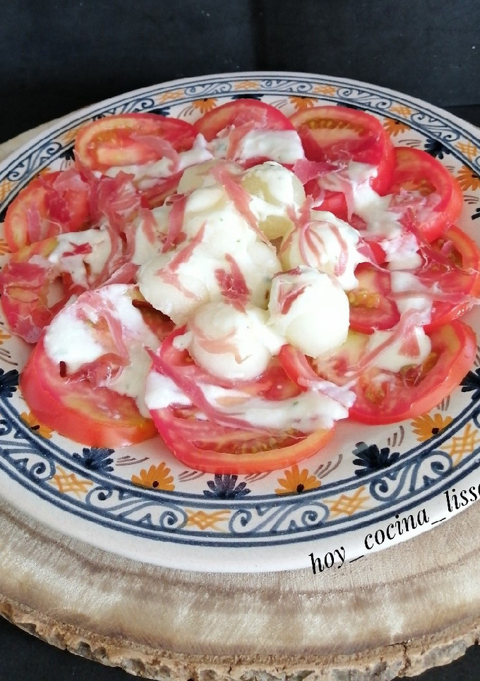 Una foto de Ensalada de melón, tomate y salsa de yogurt
