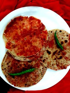 रेड आलू पराठा (red aloo paratha recipe in hindi) रेसिपी मुख्य फोटो
