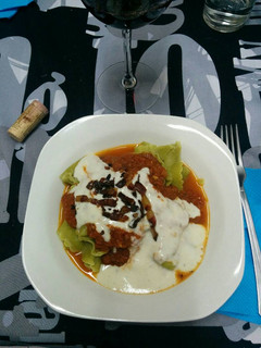 Una foto de Tortellini con tomate y salsa de queso roquefort