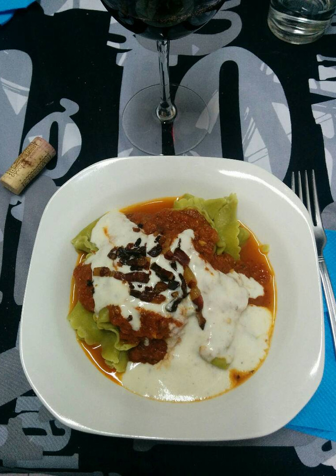 Una foto de Tortellini con tomate y salsa de queso roquefort