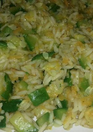 Una foto de Revuelto de arroz y verduras (simple)