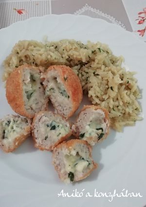 Kijevi csirkegolyó petrezselymes hagymás rizzsel 🌺 recept fotója