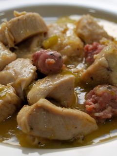 Una foto de Pechuga de pollo con salchichas blancas a la cerveza