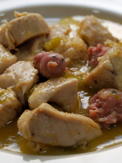 Una foto de Pechuga de pollo con salchichas blancas a la cerveza