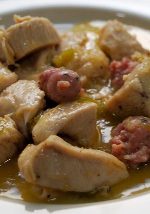Una foto de Pechuga de pollo con salchichas blancas a la cerveza