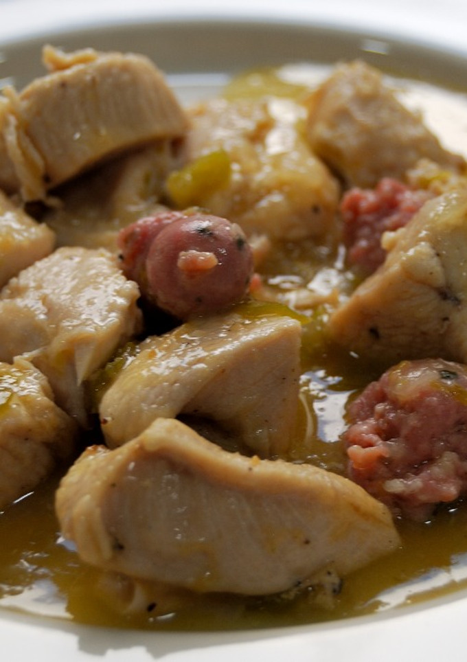 Una foto de Pechuga de pollo con salchichas blancas a la cerveza