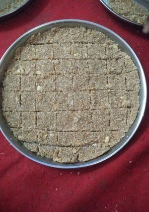तिल मूंगफली दाने की बर्फी (til mungFali dane ki barfi recipe in Hindi) रेसिपी मुख्य फोटो