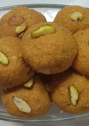 बेसन का लड्डू (Besan ka laddu recipe in hindi) रेसिपी मुख्य फोटो