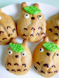 A picture of Totoro chocolate puff.