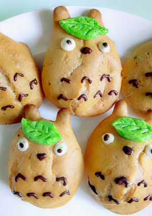 A picture of Totoro chocolate puff.