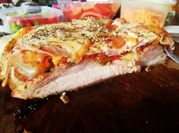 Una foto de plancheta pizza