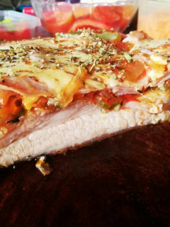 Una foto de Matambrito de cerdo a la Pizza a la plancheta