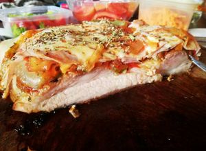 Una foto de Matambrito de cerdo a la Pizza a la plancheta