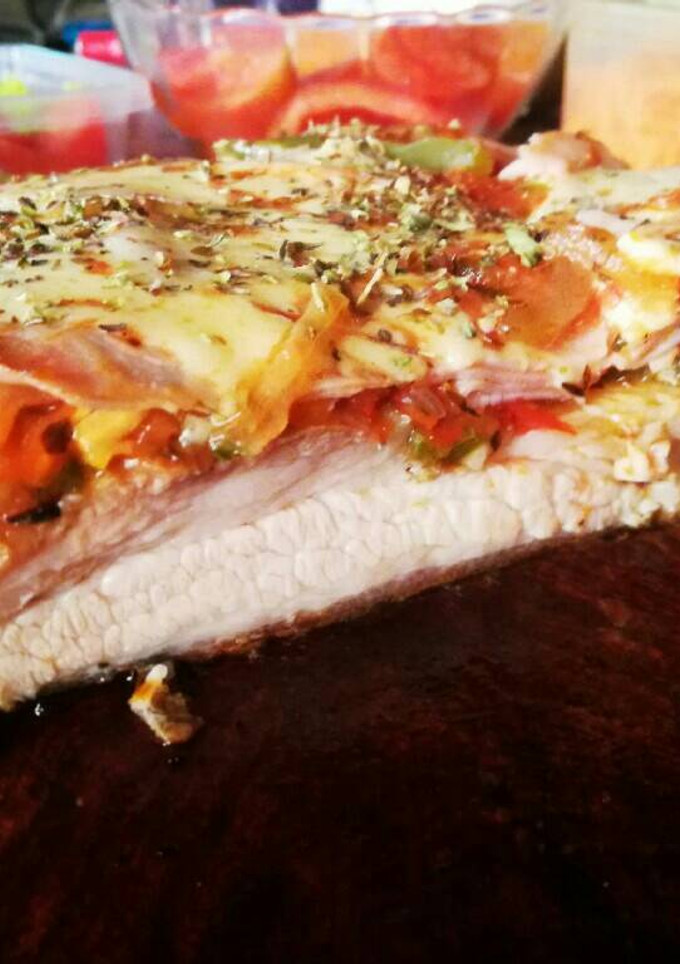 Una foto de Matambrito de cerdo a la Pizza a la plancheta