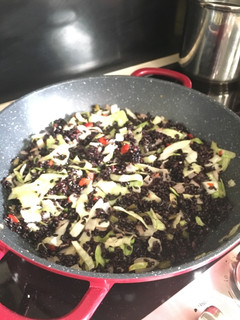 Una foto de Arroz Negro con Col