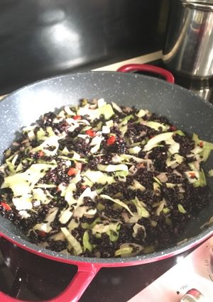 Una foto de Arroz Negro con Col