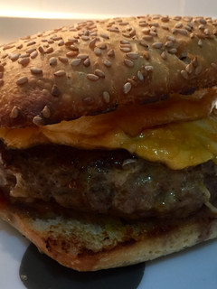 Foto principal de Hamburguesa de secreto gratinada a los dos quesos 🍔🥓🍅🧀