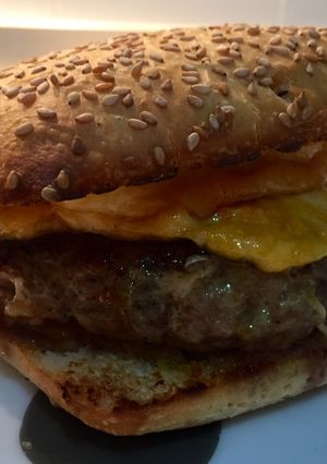 Foto principal de Hamburguesa de secreto gratinada a los dos quesos 🍔🥓🍅🧀