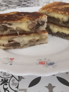 Una foto de Sándwich de champis y queso