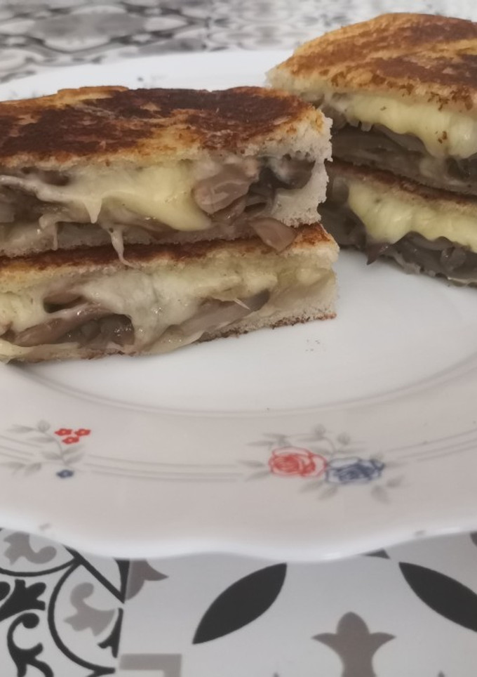 Una foto de Sándwich de champis y queso