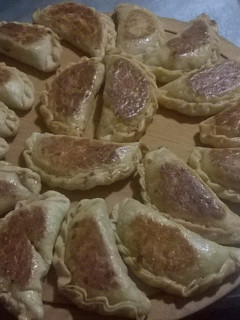 Una foto de Empanadas de carne picante cortada a cuchillo