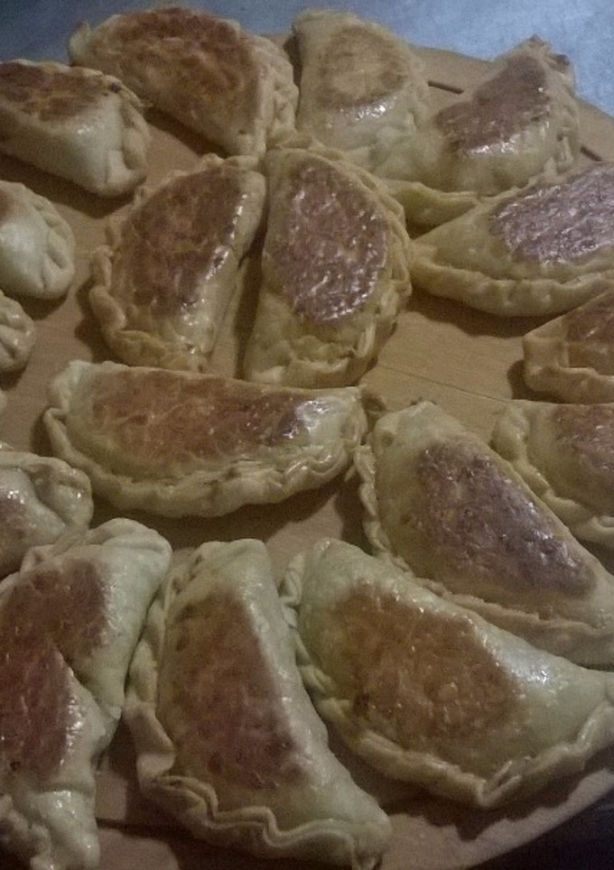 Una foto de Empanadas de carne picante cortada a cuchillo