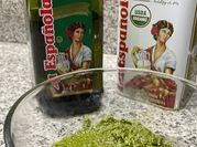 Una foto de pesto de albahaca y nuez