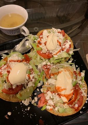 Una foto de Tostadas de carne deshebrada