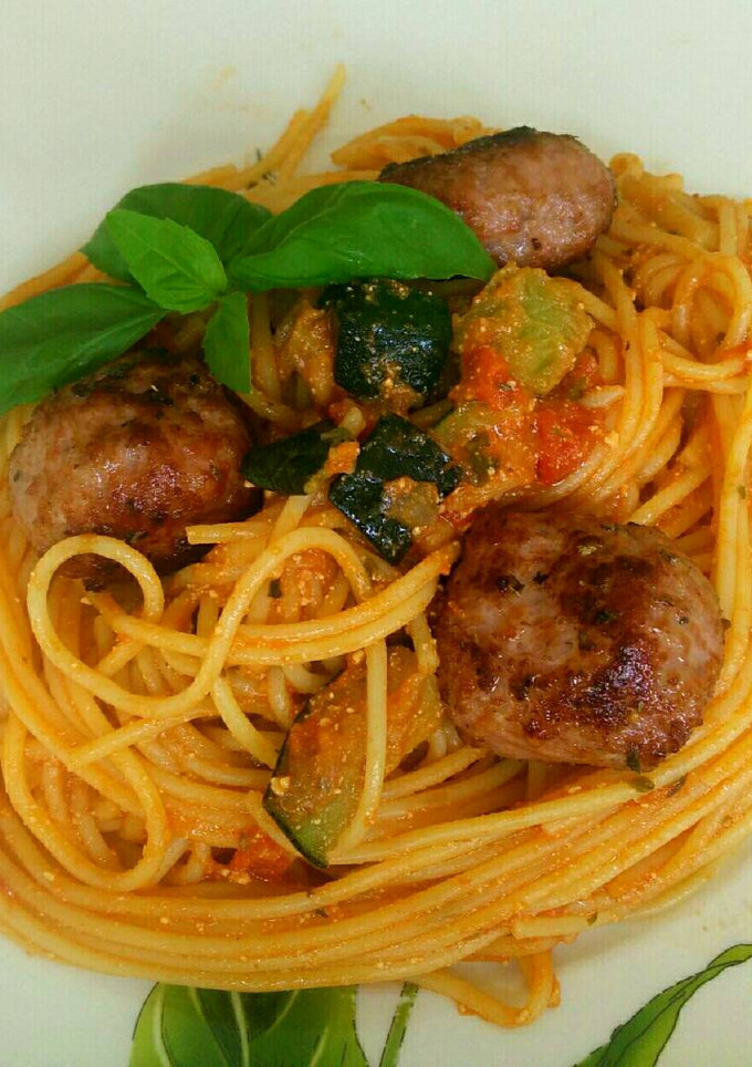 Una foto de Espaguetis con albóndigas y calabacín