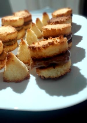 Una foto de Alfajores de coco y coquitos