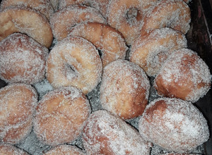 Una foto de Borlas y Donas con azúcar