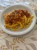 Tallarines con Salsa de Tomate, Pollo y Arvejas