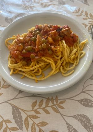 Una foto de Tallarines con Salsa de Tomate, Pollo y Arvejas