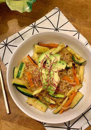 Une photo de ☆Nouilles de Patates Douces Sautées aux Légumes Croquants, Sauce Yuzu et Beurre de Cacahuète☆
