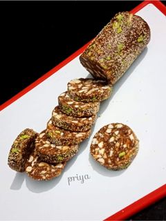 खजूर ड्राई फ्रूट्स रोल (Khajoor dry fruits roll recipe in hindi) रेसिपी मुख्य फोटो