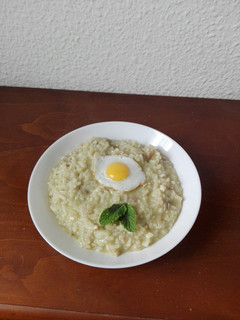 Una foto de Risotto vegetariano de setas con huevo de codorniz