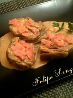 Una foto de Alcachofas en salsa con salmón